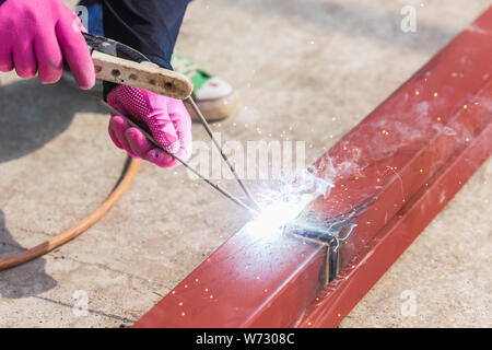 Construction Worker welding acier pour toiture en cours de la construction de maisons Banque D'Images