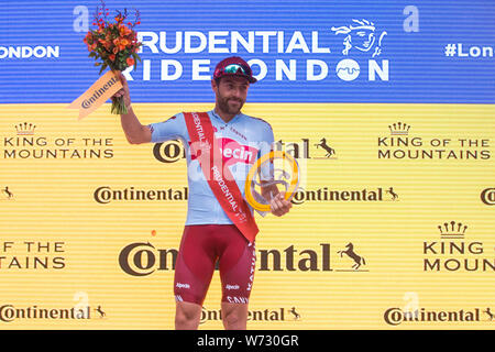 Londres, Royaume-Uni. 4 Août, 2019. Alex Dowsett de Team Katusha Alpecin se tient sur le podium après avoir remporté le roi de la montagne award au Prudential RideLondon Classic, la seule course UCI WorldTour pour hommes et la course d'une journée la plus riche au monde avec un prix de 100 000 euros sur l'offre. Cette année, la course est dotée de parcours de la course d'un démarrage en Bushy Park dans le sud-ouest de Londres grâce à Surrey, y compris un circuit tour de Fort Hill, à une fin dans le centre commercial. Credit : Mark Kerrison/Alamy Live News Banque D'Images