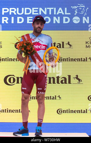 Londres, Royaume-Uni. 4 Août, 2019. Alex Dowsett de Team Katusha Alpecin se tient sur le podium après avoir remporté le roi de la montagne award au Prudential RideLondon Classic, la seule course UCI WorldTour pour hommes et la course d'une journée la plus riche au monde avec un prix de 100 000 euros sur l'offre. Cette année, la course est dotée de parcours de la course d'un démarrage en Bushy Park dans le sud-ouest de Londres grâce à Surrey, y compris un circuit tour de Fort Hill, à une fin dans le centre commercial. Credit : Mark Kerrison/Alamy Live News Banque D'Images