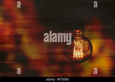 Close up image d'une ancienne tour bir ampoule électrique sur l'arrière-plan en mouvement rapide. L'évolution technologique conceptç Banque D'Images