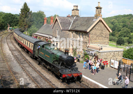 Préservés Collett réservoir du moteur 4144 en livrée verte arrivant à sur l'accueil des visiteurs de Highley station Severn Valley Railway dans le Shropshire le 1 août 2019. Banque D'Images