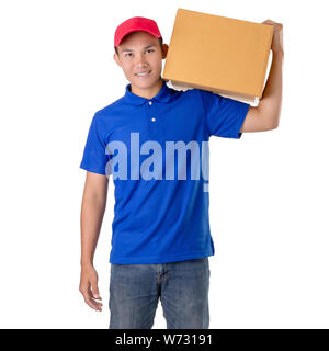 Livraison asiatique homme brown parcelle ou des boîtes de carton isolé sur fond blanc. Livraison express et concept Banque D'Images