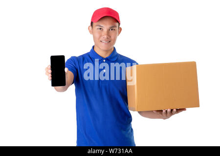 Livraison asiatique homme brown parcelle ou des boîtes de carton isolé sur fond blanc. Livraison express et concept Banque D'Images