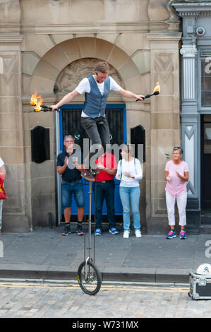 Edinburgh, Ecosse, Royaume-Uni. 4 Août, 2019. Un artiste de rue sur le Royal Mile, au cours de l'Edinburgh Fringe Festival. Credit : Skully/Alamy Live News Banque D'Images