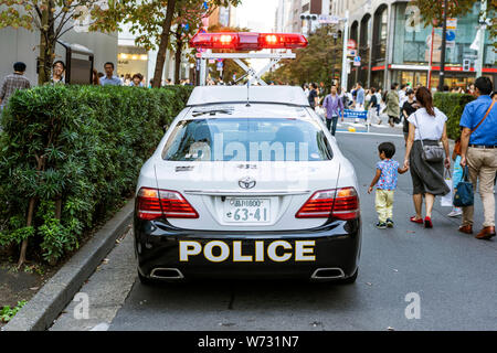 TOKYO, JAPON - 6 octobre 2018. Voiture de patrouille de la police japonaise fait fonctionnaire pour la sécurité publique dans la foule. Banque D'Images