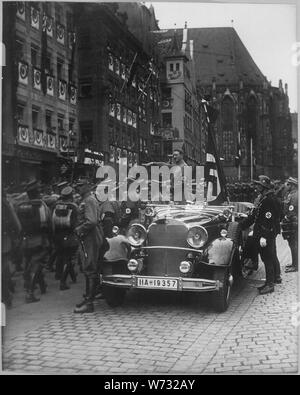 Reichsparteitag. Der Vorbeimarsch der SA suis Fhrer. Défilé des troupes SA passé Hitler. Nuremberg, novembre 1935. ; notes générales : utilisation de la guerre et des conflits Nombre 982 lors de la commande d'une reproduction ou demande d'informations sur cette image. Banque D'Images