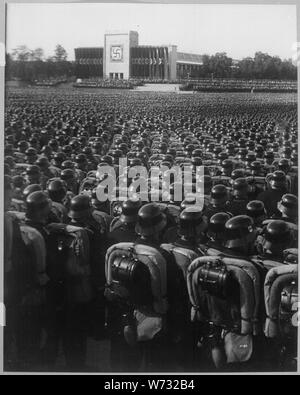 Reichsparteitag. bersicht ber den grossen Appell der SA, SS und des NSKK. Aperçu de l'appel de masse de SA, SS et NSKK troupes. Nuremberg, 9 novembre 1935. ; notes générales : utilisation de la guerre et des conflits Nombre 983 lors de la commande d'une reproduction ou demande d'informations sur cette image. Banque D'Images