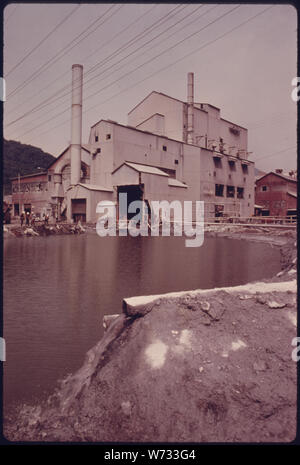 Le BASSIN DE DÉCANTATION POUR L'OPÉRATION DE LAVAGE DU FOUR # 36 À L'UNION CARBIDE usine de ferro-alliages. L'étang est dragué périodiquement ET LES BOUES SONT UTILISÉES POUR L'enfouissement. Les émissions totales ont été réduites de 97,7 pour cent entre 1967 et 1975. Un calendrier de conformité A ÉTÉ CONCLU ENTRE L'ENTREPRISE ET LE WEST VIRGINIA AIR POLLUTION CONTROL COMMISSION. Les émissions de l'EPA d'un échantillonnage de la pile tout en développant de nouvelles normes de rendement nationales. (Voir fiche n°141 à 146) Banque D'Images