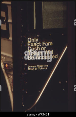 Signe SUR UN Metropolitan Atlanta Rapid Transit Authority (MARTA) BUS NOTE QUE SEULE LA MONNAIE EXACTE OU UN JETON NE SERA ACCEPTÉ PAR LE CONDUCTEUR. L'achalandage a augmenté de 27 POUR CENT DE 1970 À 1974 À ATLANTA, GÉORGIE, où il a atteint 73 727 000 passagers. L'AUGMENTATION S'EST PRODUITE POUR UN CERTAIN NOMBRE DE RAISONS, Y COMPRIS UNE BAISSE DE TARIF DE 40 À 15 cents, de nouveaux autobus, de nouveaux itinéraires, service de nuit 100-D'ATTENTE DES PASSAGERS ET LES ABRIS PARKING GRATUIT Banque D'Images