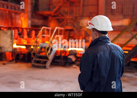 Travailleur à l'usine industrielle gros plan de soudure. Banque D'Images