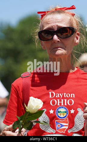 Dayton, USA. 4e août 2019. Une femme assiste à une veillée de prière pour les victimes de la prise de masse à Dayton de l'Ohio, aux États-Unis, le 4 août 2019. Neuf personnes ont été tuées et 26 autres blessées dimanche matin dans un bar près d'une prise de masse à Dayton, une ville de midwest des États-Unis état de l'Ohio, selon les autorités. Le tireur a été abattu sur les lieux par la police. Credit : Liu Jie/Xinhua/Alamy Live News Banque D'Images