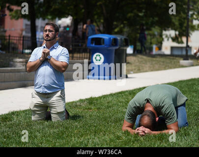 Dayton, USA. 4e août 2019. Personnes participent à une veillée de prière pour les victimes de la prise de masse à Dayton de l'Ohio, aux États-Unis, le 4 août 2019. Neuf personnes ont été tuées et 26 autres blessées dimanche matin dans un bar près d'une prise de masse à Dayton, une ville de midwest des États-Unis état de l'Ohio, selon les autorités. Le tireur a été abattu sur les lieux par la police. Credit : Liu Jie/Xinhua/Alamy Live News Banque D'Images