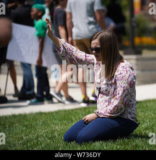 Dayton, USA. 4e août 2019. Une femme assiste à une veillée de prière pour les victimes de la prise de masse à Dayton de l'Ohio, aux États-Unis, le 4 août 2019. Neuf personnes ont été tuées et 26 autres blessées dimanche matin dans un bar près d'une prise de masse à Dayton, une ville de midwest des États-Unis état de l'Ohio, selon les autorités. Le tireur a été abattu sur les lieux par la police. Credit : Liu Jie/Xinhua/Alamy Live News Banque D'Images