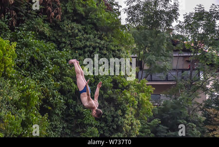 Bentbasa Cliff Diving 2019 - Le deuxième tour de la première discipline saut traditionnel Lasta. Le gagnant a été Dragan Milinovic de Serbie Banque D'Images