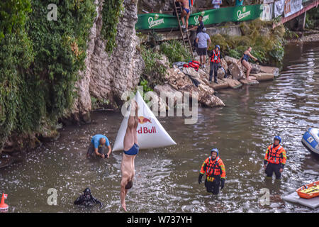 Bentbasa Cliff Diving 2019 - Le deuxième tour de la première discipline saut traditionnel Lasta. Le gagnant a été Dragan Milinovic de Serbie Banque D'Images