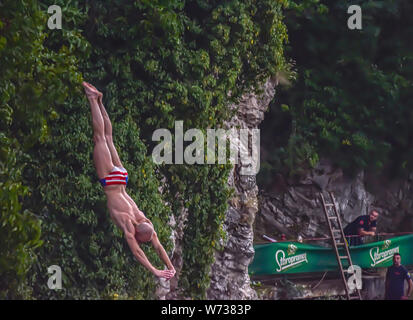 Bentbasa Cliff Diving 2019 - Le deuxième tour de la première discipline saut traditionnel Lasta. Le gagnant a été Dragan Milinovic de Serbie Banque D'Images