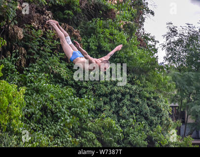 Bentbasa Cliff Diving 2019 - Le deuxième tour de la première discipline saut traditionnel Lasta. Le gagnant a été Dragan Milinovic de Serbie Banque D'Images