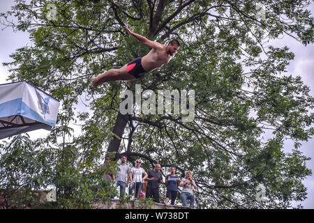 Bentbasa Cliff Diving 2019 - Le deuxième tour de la première discipline saut traditionnel Lasta. Le gagnant a été Dragan Milinovic de Serbie Banque D'Images