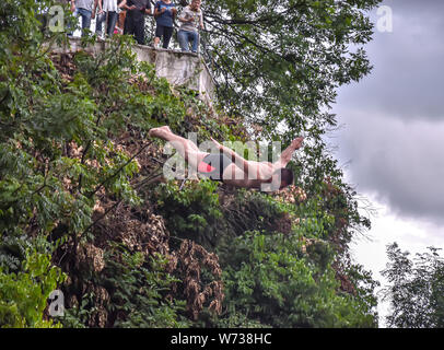 Bentbasa Cliff Diving 2019 - Le deuxième tour de la première discipline saut traditionnel Lasta. Le gagnant a été Dragan Milinovic de Serbie Banque D'Images