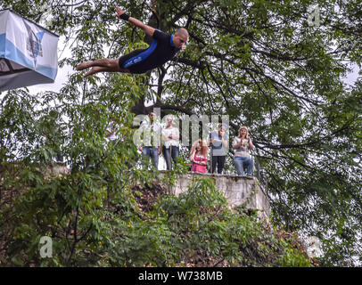 Bentbasa Cliff Diving 2019 - Le deuxième tour de la première discipline saut traditionnel Lasta. Le gagnant a été Dragan Milinovic de Serbie Banque D'Images