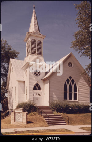 L'ÉGLISE DU CHRIST, L'une des nombreuses églises qui sont construites dans différents styles architecturaux À NEW ULM, Minnesota. La VILLE A ÉTÉ FONDÉE EN 1854 PAR UN GROUPE D'IMMIGRANTS ALLEMANDS. C'EST SURTOUT UNE COMMUNAUTÉ AGRICOLE BIEN QUE DEPUIS 1950 LA CROISSANCE A ÉTÉ ATTRIBUABLE À L'ARRIVÉE DES ENTREPRISES DE FABRICATION. Depuis les années 1960 D'UN EFFORT COMMUNAUTAIRE A AIDÉ À REVITALISER LE QUARTIER DES AFFAIRES, LE SIÈGE DU COMTÉ DE CENTRE COMMERCIAL. La population POUR NEW ULM EST 13 000 Banque D'Images