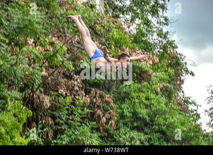 Bentbasa Cliff Diving 2019 - Le deuxième tour de la première discipline saut traditionnel Lasta. Le gagnant a été Dragan Milinovic de Serbie Banque D'Images