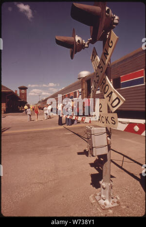 L'EMPIRE BUILDER PASSENGER TRAIN S'EST ARRÊTÉ À Fargo, DAKOTA DU NORD, EN ROUTE DE CHICAGO À EAST Glacier Park, Montana, ET SEATTLE, WASHINGTON. La gare Amtrak ÉTAIT SEPT HEURES DE RETARD EN RAISON D'UN LAVAGE DU PONT. AMTRAK EST RESPONSABLE DE LA PLUPART des services ferroviaires voyageurs interurbains aux États-Unis, mais loue l'UTILISATION DE LA VOIE FERRÉE DU CHEMIN DE FER DU PAYS Banque D'Images