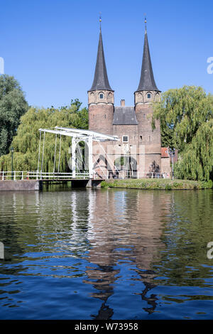 Le Oostpoort (Porte Est) à Delft, aux Pays-Bas. Construit autour de 1400, c'est la seule porte de la vieille ville. Banque D'Images