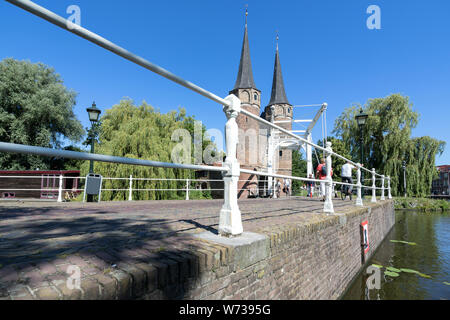 Le Oostpoort (Porte Est) à Delft, aux Pays-Bas. Construit autour de 1400, c'est la seule porte de la vieille ville. Banque D'Images