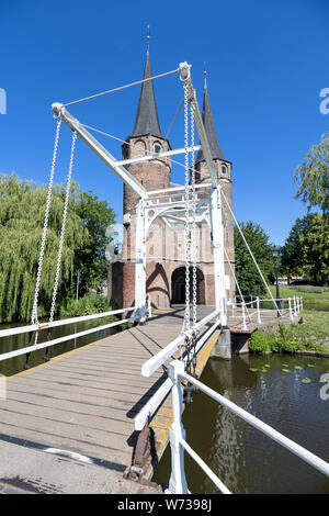 Le Oostpoort (Porte Est) à Delft, aux Pays-Bas. Construit autour de 1400, c'est la seule porte de la vieille ville. Banque D'Images