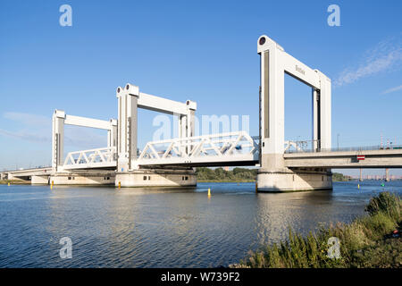 Le Botlekbrug (Botlek bridge), un pont de levage pour le trafic routier et ferroviaire sur la Oude Maas dans la zone portuaire de Rotterdam. Banque D'Images