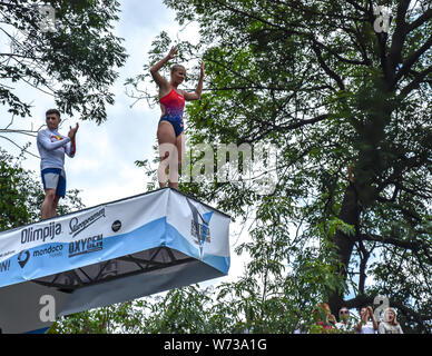 Bentbasa Cliff Diving 2019 - Le second saut de Rhiannan Iffland Banque D'Images