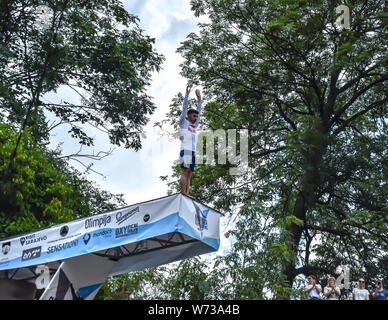 Bentbasa Cliff Diving 2019 - Le second saut de Jonathan Paredes Banque D'Images