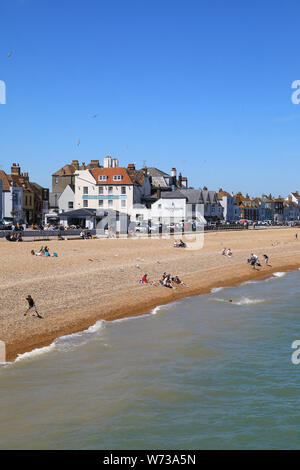 La plage et le front de mer dans jolie affaire, sur la côte est du Kent, en Angleterre, Royaume-Uni Banque D'Images