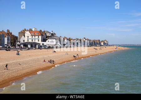 La plage et le front de mer dans jolie affaire, sur la côte est du Kent, en Angleterre, Royaume-Uni Banque D'Images
