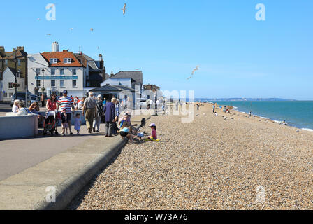 La plage et le front de mer dans jolie affaire, sur la côte est du Kent, en Angleterre, Royaume-Uni Banque D'Images