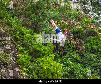 Bentbasa Cliff Diving 2019 - Le second saut de Jonathan Paredes Banque D'Images