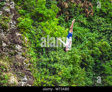 Bentbasa Cliff Diving 2019 - Le second saut de Jonathan Paredes Banque D'Images