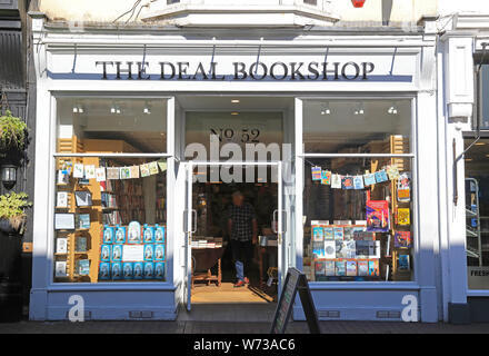 Boutiques et cafés sur Deal High Street sur la côte est du Kent, en Angleterre, Royaume-Uni Banque D'Images