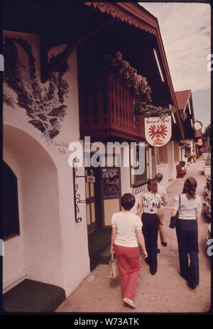 Les touristes PASSENT LA MAISON DE TYROL SUR LA RUE PRINCIPALE DE HELEN GÉORGIE, PRÈS DE ROBERTSTOWN. La PEINTURE SUR LE MUR EN HAUT À GAUCHE, montre chutes d'ANNA RUBY, UNE ATTRACTION FAVORITE À L'EXTÉRIEUR DE LA VILLE. La VILLE A CONNU UNE FORTE AUGMENTATION DU TOURISME ET LA CROISSANCE COMMERCIALE EN UTILISANT UN THÈME ALPIN BAVAROIS DANS LE QUARTIER DES AFFAIRES. Un plan de développement de l'État SOULIGNE QU'IL FAUT TROUVER UN ÉQUILIBRE ENTRE LE DÉVELOPPEMENT COMMERCIAL, L'INTÉRÊT GÉNÉRAL ET LES VALEURS CULTURELLES POUR GARDER LE VILLAGE DE DEVENIR UN piège à touristes Banque D'Images