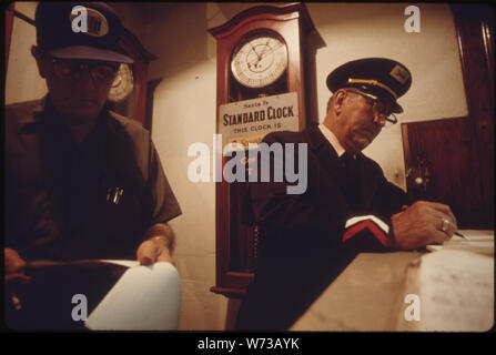 Ingénieur de formation, à gauche, et le chef de l'ENREGISTREMENT À L'Dodge City, KANSAS, AVANT DE MONTER À BORD DE LA STATION AMTRAK'S SOUTHWEST LIMITED QUI COURT ENTRE LOS ANGELES, CALIFORNIE, et Chicago. Le chef de train À BORD D'UN TRAIN DE VOYAGEURS EN DIRECTION EST ET TRAVAILLER À NEWTON, au Kansas. La société AMTRAK EST RESPONSABLE DE LA PLUPART DES VOYAGEURS DES SERVICES AMÉRICAINS Banque D'Images