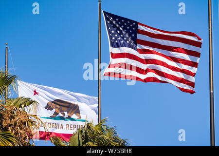 1 août, 2019 Santa Clara / CA / USA - magnifiquement forme étoiles et rayures drapeau américain et de la République de Californie drapeau sur un fond de ciel bleu Banque D'Images