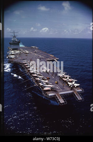 Le porte-avions nucléaire USS Enterprise (CVAN-65) croisières dans les eaux bleues claires du golfe de Tonkin au large des côtes du Vietnam. Avec A-4 Skyhawk kamikazes sur son arc, enterprise est prêt à récupérer plus d'avions sur son pont coudé. Banque D'Images