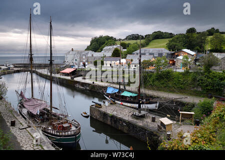 Tall Ships dans la serrure de la marée haute de l'arrière-port de Charlestown Angleterre Cornwall au crépuscule Banque D'Images