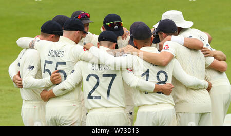 BIRMINGHAM, ANGLETERRE. 04 AOÛT 2019 : l'Angleterre se blottissent les joueurs après le déjeuner pendant le jour 3 du 1er Test Match Cendres Specsavers, au terrain de cricket d'Edgbaston, Birmingham, Angleterre. Banque D'Images