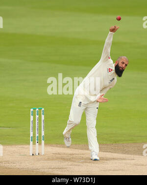 BIRMINGHAM, ANGLETERRE. 04 AOÛT 2019 : Moeen Ali de l'Angleterre au cours de bowling jour 3 du 1er Test Match Cendres Specsavers, au terrain de cricket d'Edgbaston, Birmingham, Angleterre. Banque D'Images