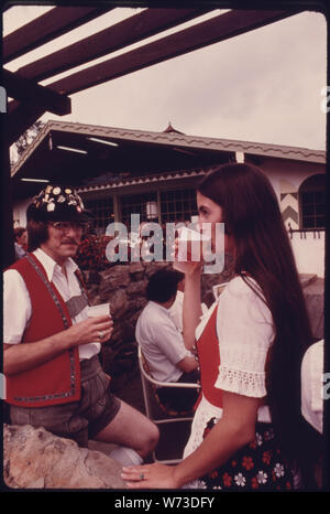 Les visiteurs d'ascendance allemande PARTICIPANT À LA CINQUIÈME CONFÉRENCE ANNUELLE À L'Oktoberfest, GÉORGIE, PRÈS DE ROBERTSTOWN, SIP BIÈRE À LA COUR EXTÉRIEURE DE LA WURST HAUS RESTAURANT SUR LA RUE PRINCIPALE. Le VILLAGE DE 270 HABITANTS APRÈS LA RECONNAISSANCE D'AFFAIRES ET DES FONCTIONNAIRES A APPROUVÉ LA RÉNOVATION DE LE QUARTIER DES AFFAIRES AVEC UN THÈME ALPIN bavarois. Le projet a mené à l'AUGMENTATION DES ACTIVITÉS ET TOURISME SUPPLÉMENTAIRES. L'Oktoberfest a été commencé après les devantures ont été rénovées Banque D'Images