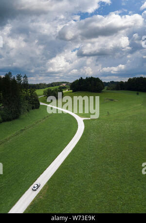 Route avec belle courbe en S dans la campagne à l'été Banque D'Images