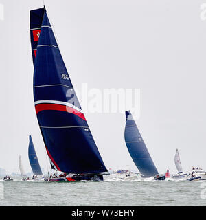 Fastnet Race 2019. Course au large. Image de départ de la course à Scallywag, comme disponibles pour se bousculent dans une légère brise. Banque D'Images