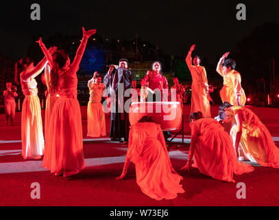 Marching Band et Beijing vent culturel Affichage à 2019 Royal Edinburgh Military Tattoo, effectuée sur l'esplanade au château d'Édimbourg, Écosse, Royaume-Uni Banque D'Images